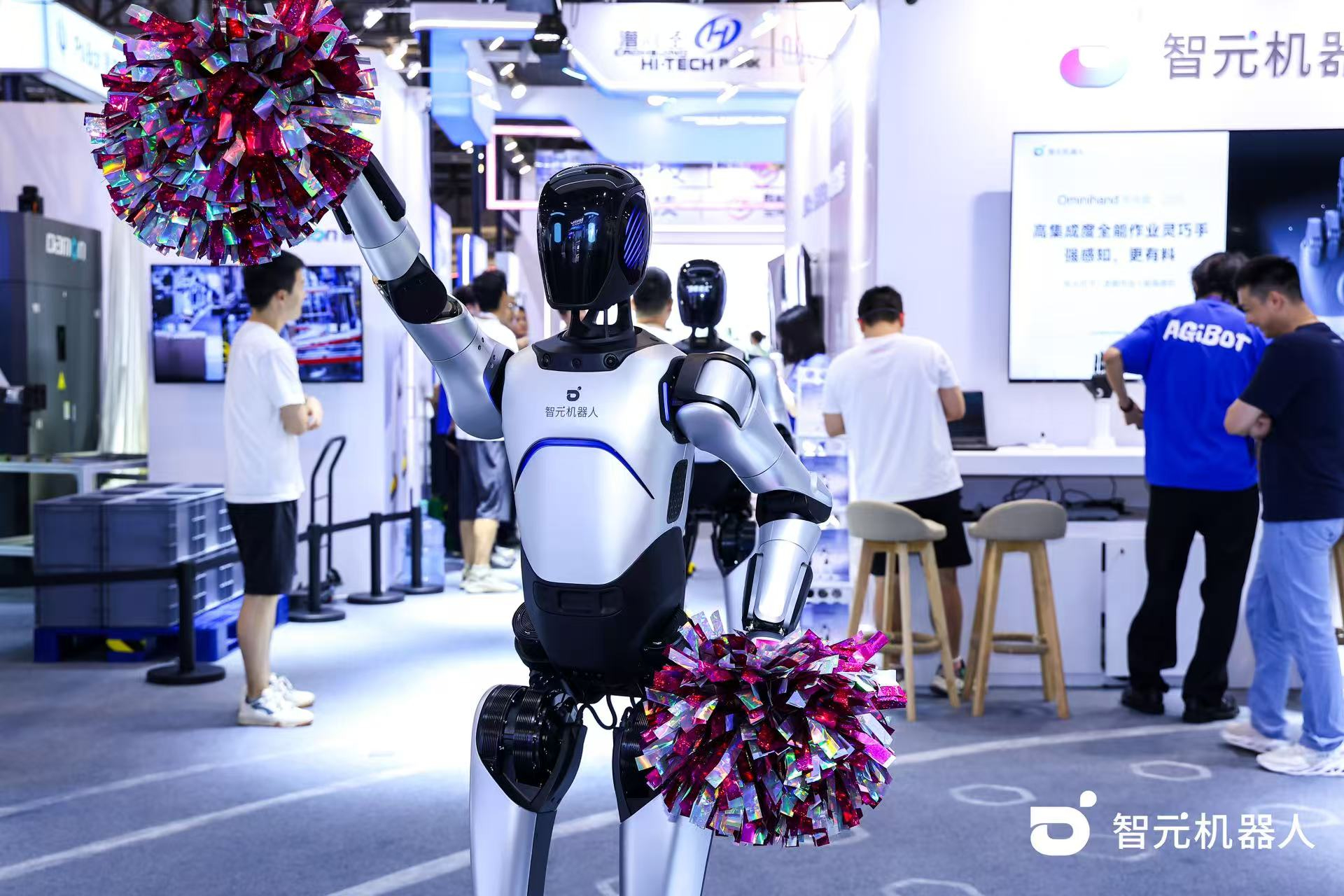 AC米兰机器人 WAIC 首日展台火爆，机器人家族集体打工忙不停